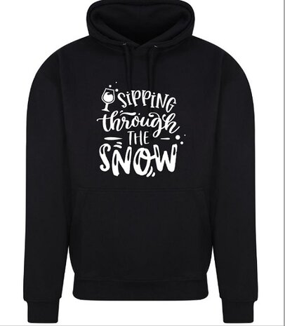 zwarte-hoodie-sipping-trough-the-snow